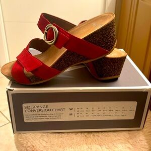 New in box Dansko Susie milled nubuck sandle